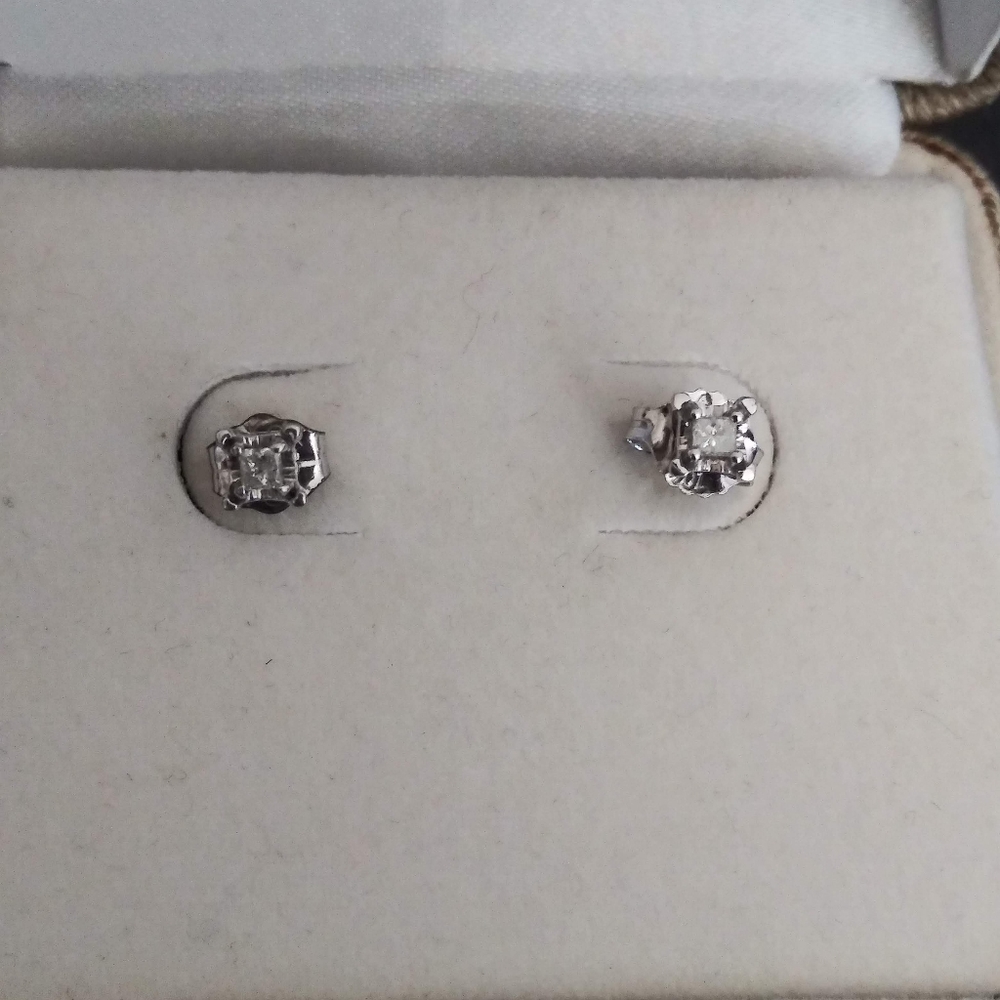 10k White Gold Genuine Diamond 💎 Earrings..